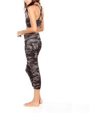 Load image into Gallery viewer, FLYNN CROP - MOSS CAMO